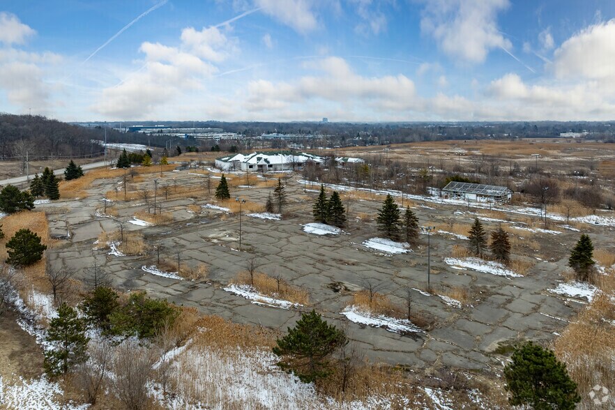 3951-3971 Joslyn Rd, Auburn Hills, MI à vendre - Photo du bâtiment - Image 3 de 18