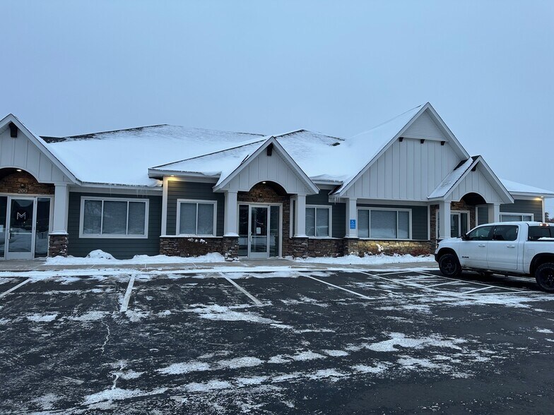 13654 Van Buren St NE, Ham Lake, MN à louer - Photo du bâtiment - Image 1 de 1