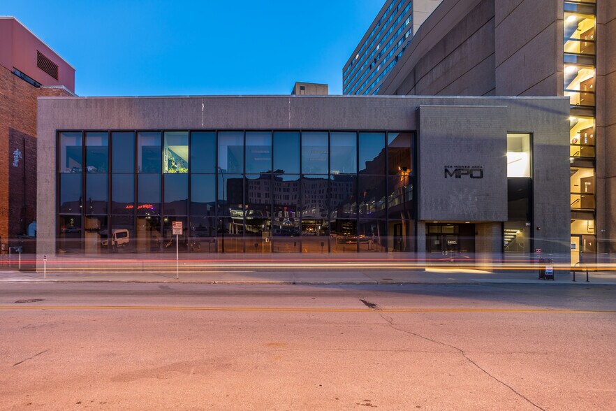 420 Watson Powell Jr Way, Des Moines, IA à louer - Photo du bâtiment - Image 2 de 3