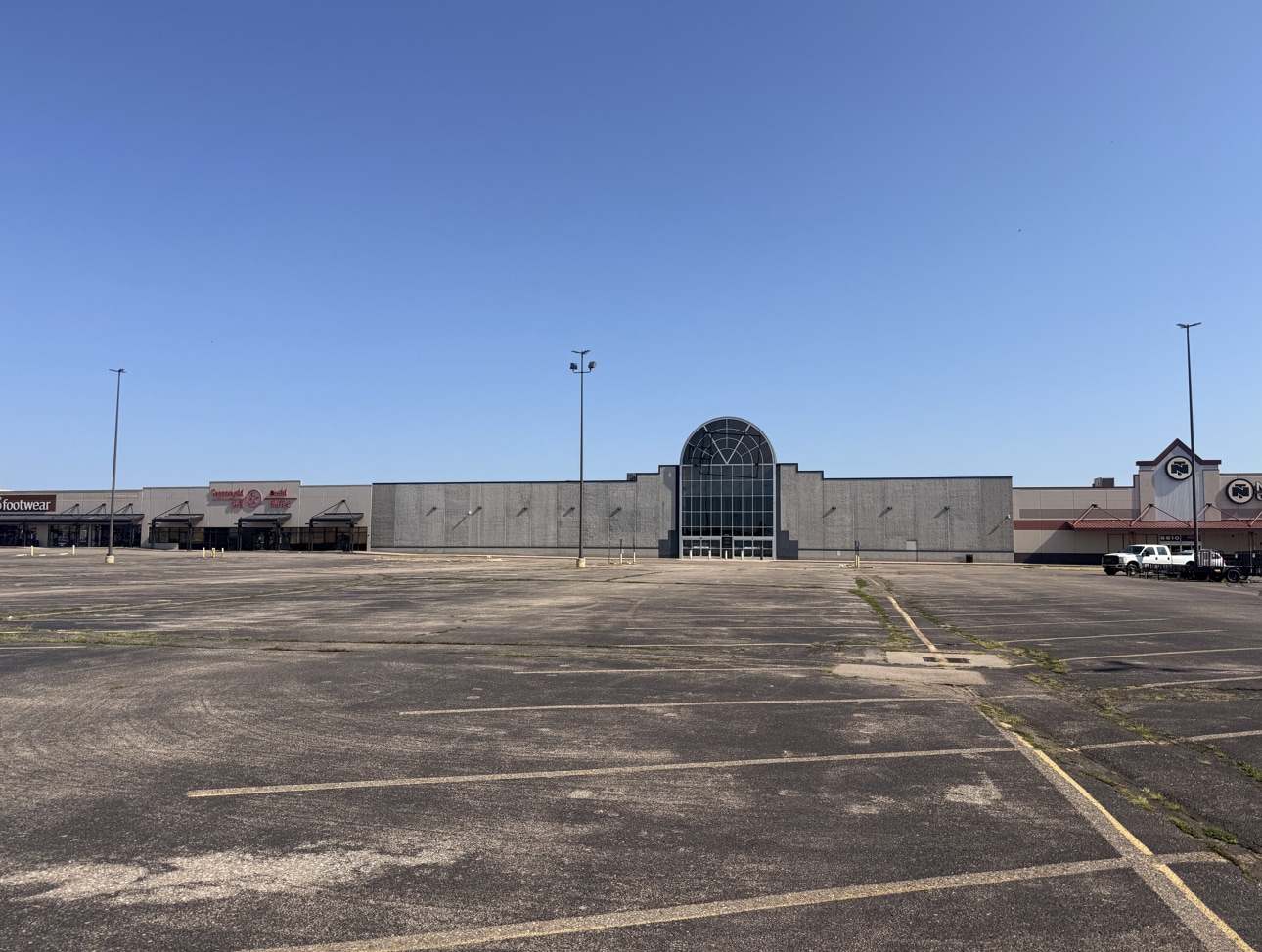 6610-6840 W Kellogg Dr, Wichita, KS for lease Building Photo- Image 1 of 3