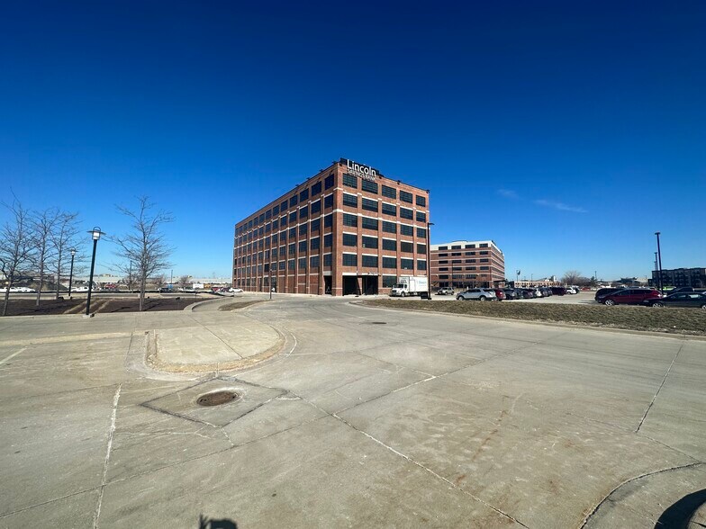 360 Westfield Ave, Waterloo, IA à louer - Photo du bâtiment - Image 2 de 3