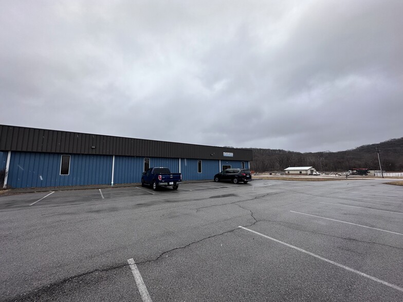 3650 W Industrial Dr, Louisiana, MO for lease - Building Photo - Image 2 of 27