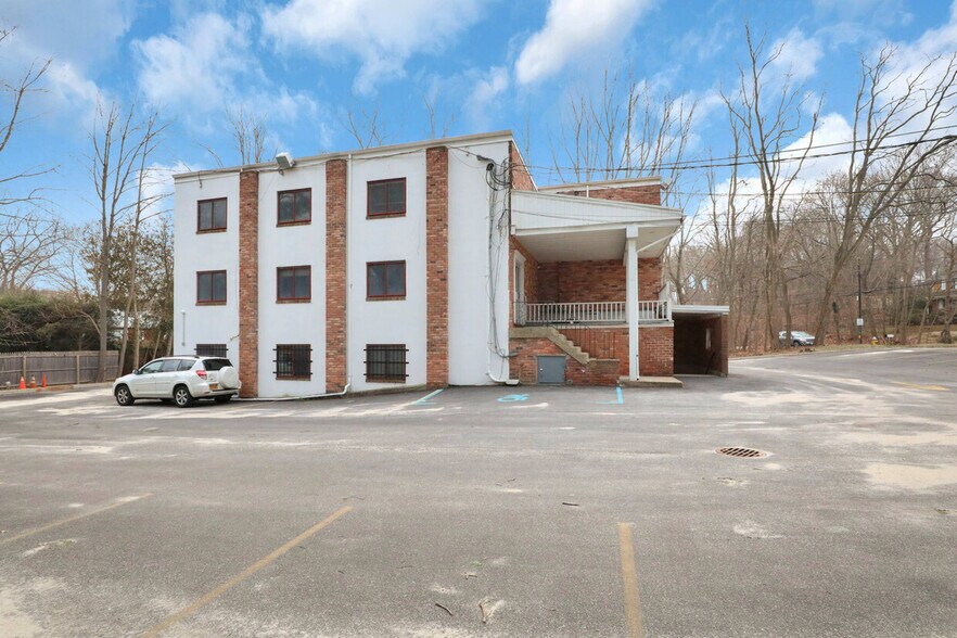 103 Fort Salonga Rd, Northport, NY à vendre - Photo du bâtiment - Image 3 de 33