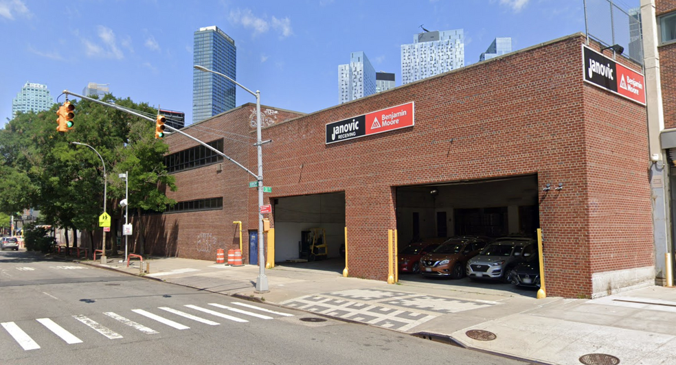 30-35 Thomson Ave, Long Island City, NY for lease - Building Photo - Image 1 of 3