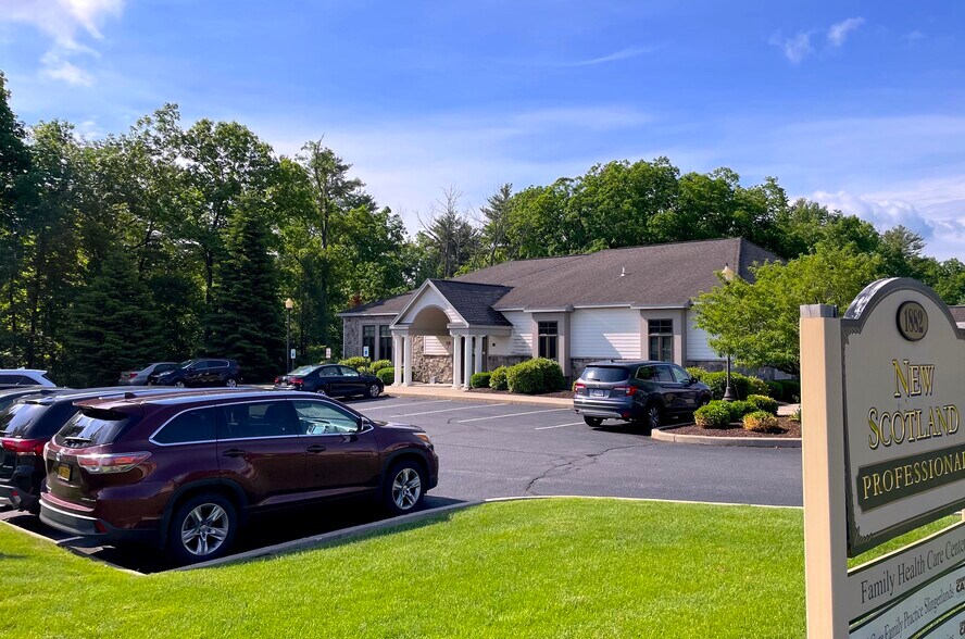 1882 New Scotland Rd, Slingerlands, NY à vendre - Photo du bâtiment - Image 2 de 12