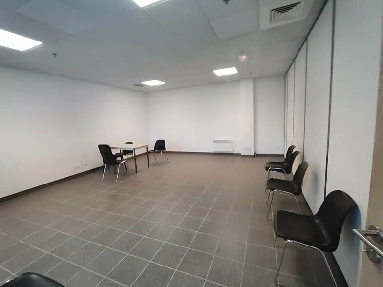 Office in Saint-Quentin-Fallavier for lease - Building Photo - Image 1 of 3