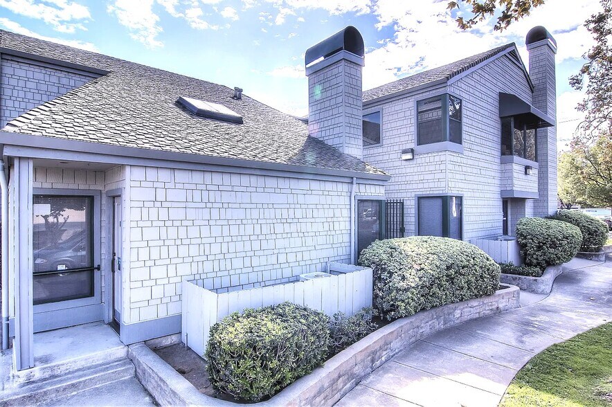 222 W Lockeford St, Lodi, CA à louer - Photo du bâtiment - Image 3 de 6