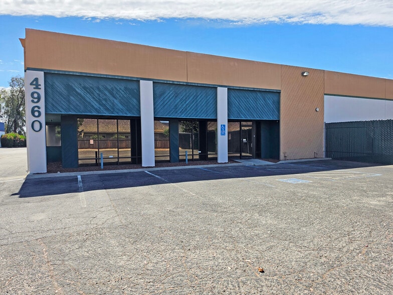 4960 E Yale Ave, Fresno, CA à vendre - Photo du bâtiment - Image 3 de 43