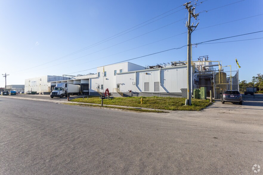 7952 Interstate Ct, North Fort Myers, FL à vendre - Photo du bâtiment - Image 2 de 6