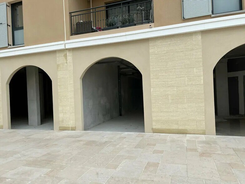 Commerce de détail dans Aix-en-Provence à louer - Photo du bâtiment - Image 3 de 6