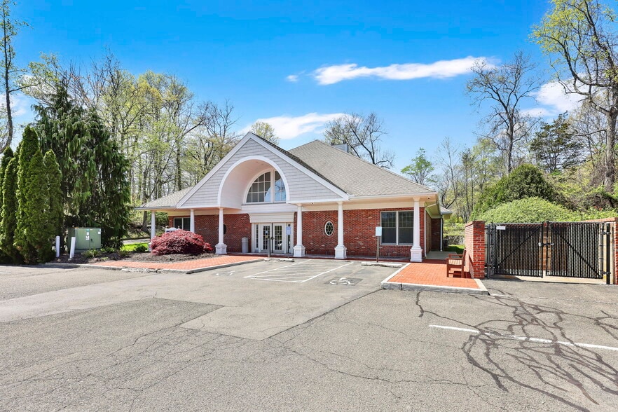 887 Bridgeport Ave, Shelton, CT for lease - Building Photo - Image 2 of 7