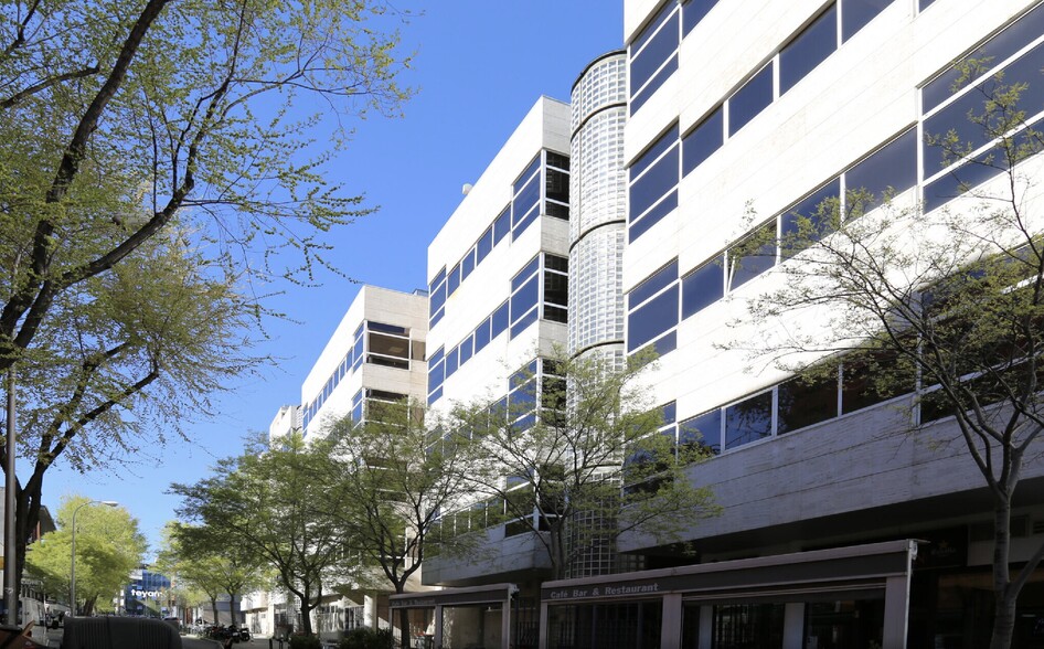 Calle de Julián Camarillo, 29, Madrid, Madrid for lease - Building Photo - Image 2 of 5