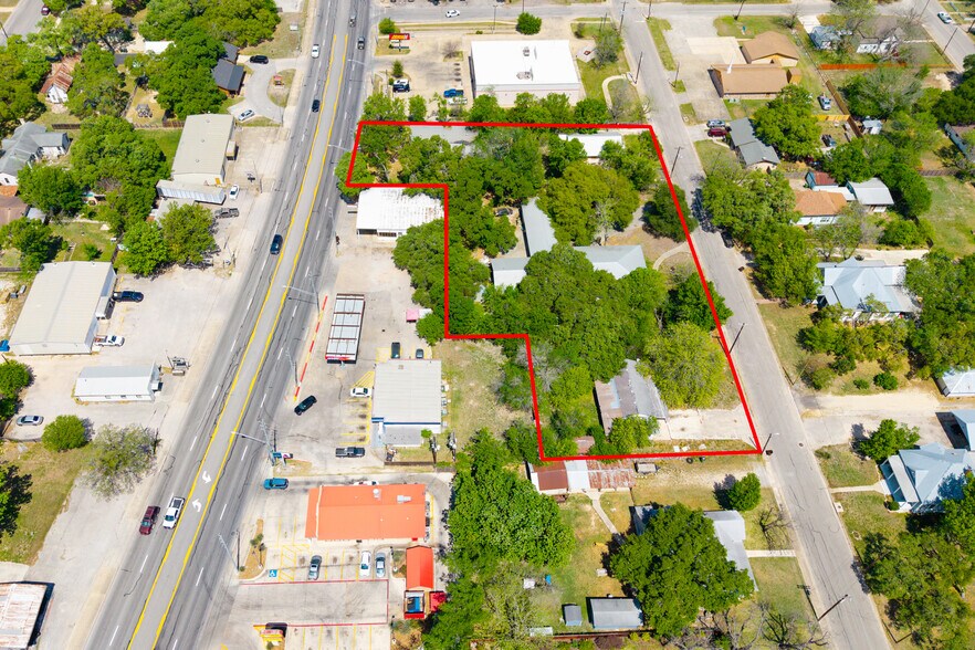 725 S Brazos St, Lockhart, TX à vendre - Photo du bâtiment - Image 3 de 28