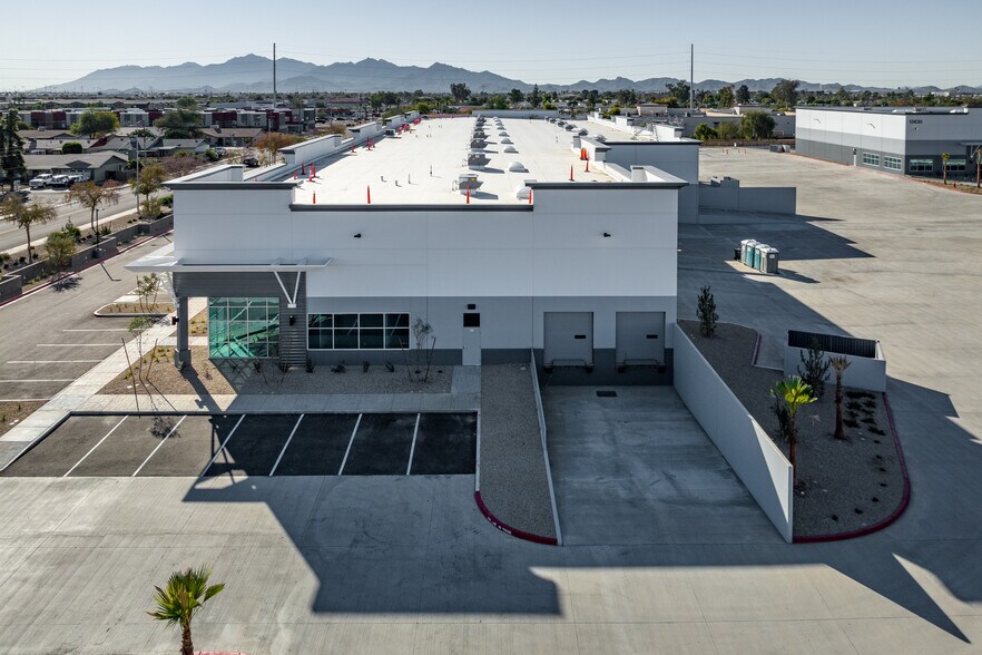 13550 W Auto Dr, Goodyear, AZ à louer - Photo du bâtiment - Image 2 de 29