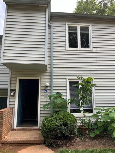 1931 Mereview Ct, Charlotte, NC à vendre - Photo du bâtiment - Image 2 de 28