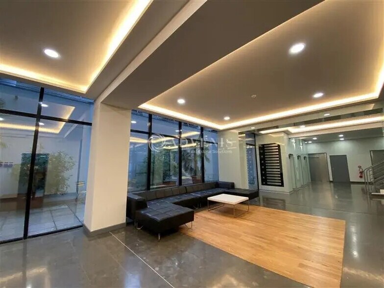 Office in Montigny-le-Bretonneux for lease - Lobby - Image 1 of 6