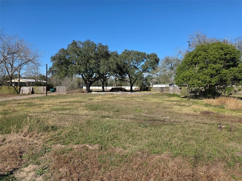 414 Gordy Rd, Bacliff, TX for lease - Primary Photo - Image 1 of 12