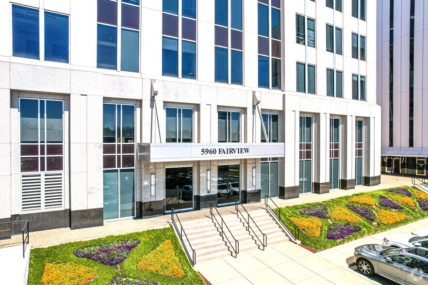 5960 Fairview Rd, Charlotte, NC à louer - Photo du bâtiment - Image 2 de 12