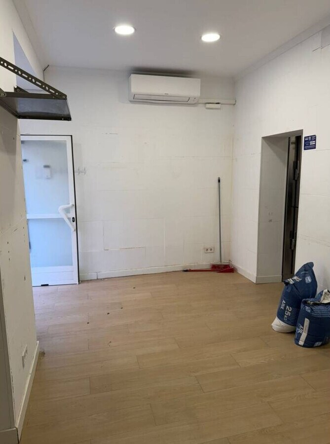 Madrid, MAD 28014 - Unit 2 - - Interior Photo - Image 2 of 2