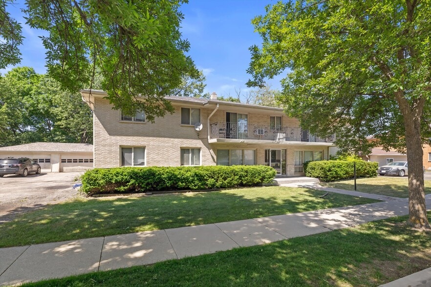 10112 W Sharon Ln, Milwaukee, WI for sale - Building Photo - Image 2 of 21