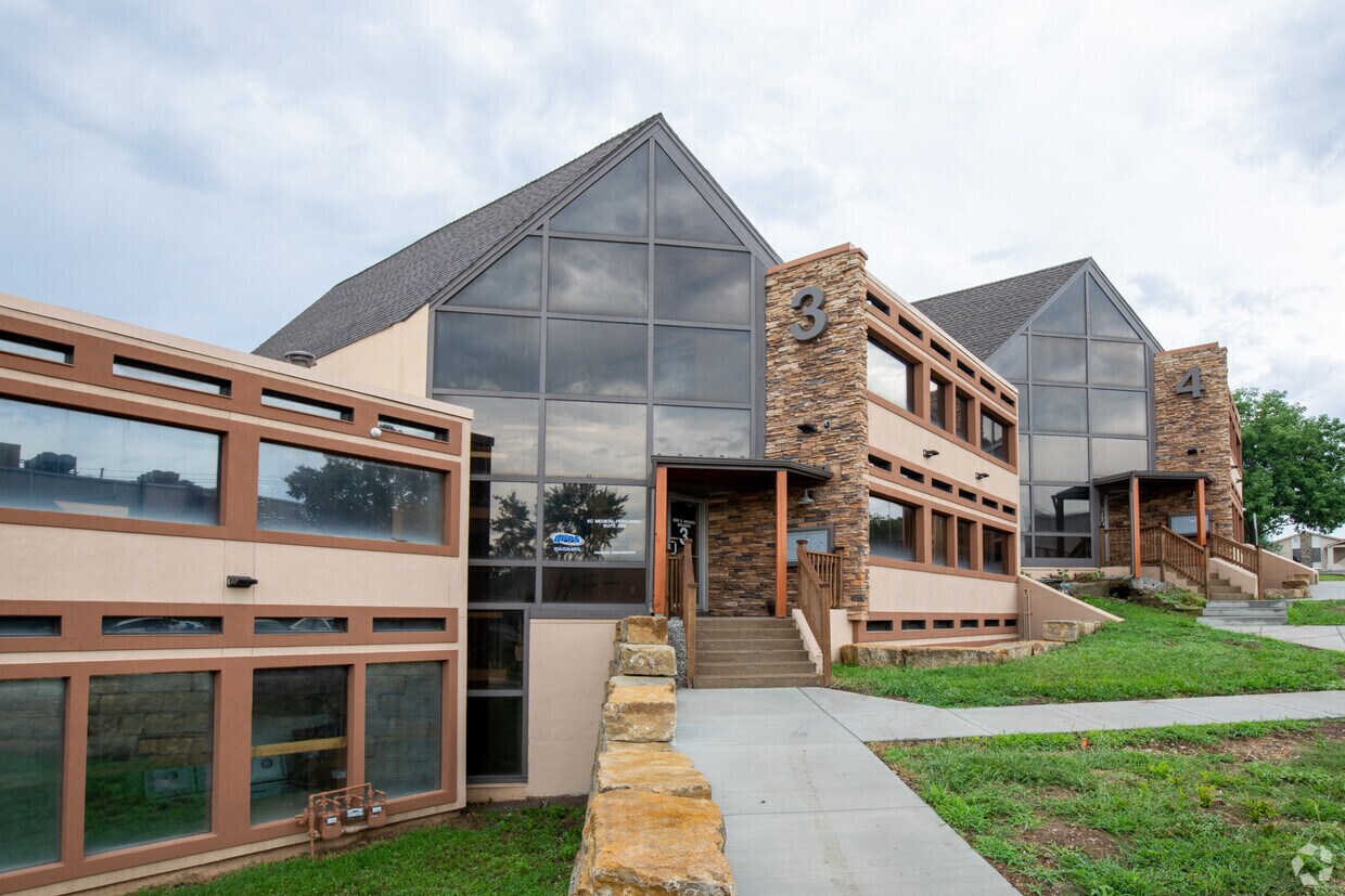 Hidden Creek Office Complex portfolio of 3 properties for sale on LoopNet.ca Primary Photo- Image 1 of 7