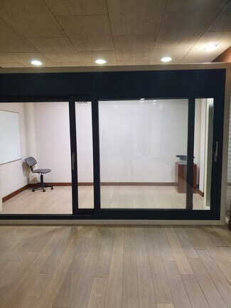 Plus de détails pour Multi-résidentiel à vendre