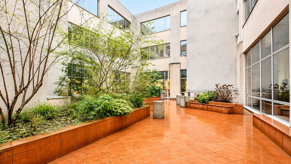 Bureau dans Saint-Ouen-sur-Seine à louer - Photo du bâtiment - Image 2 de 14