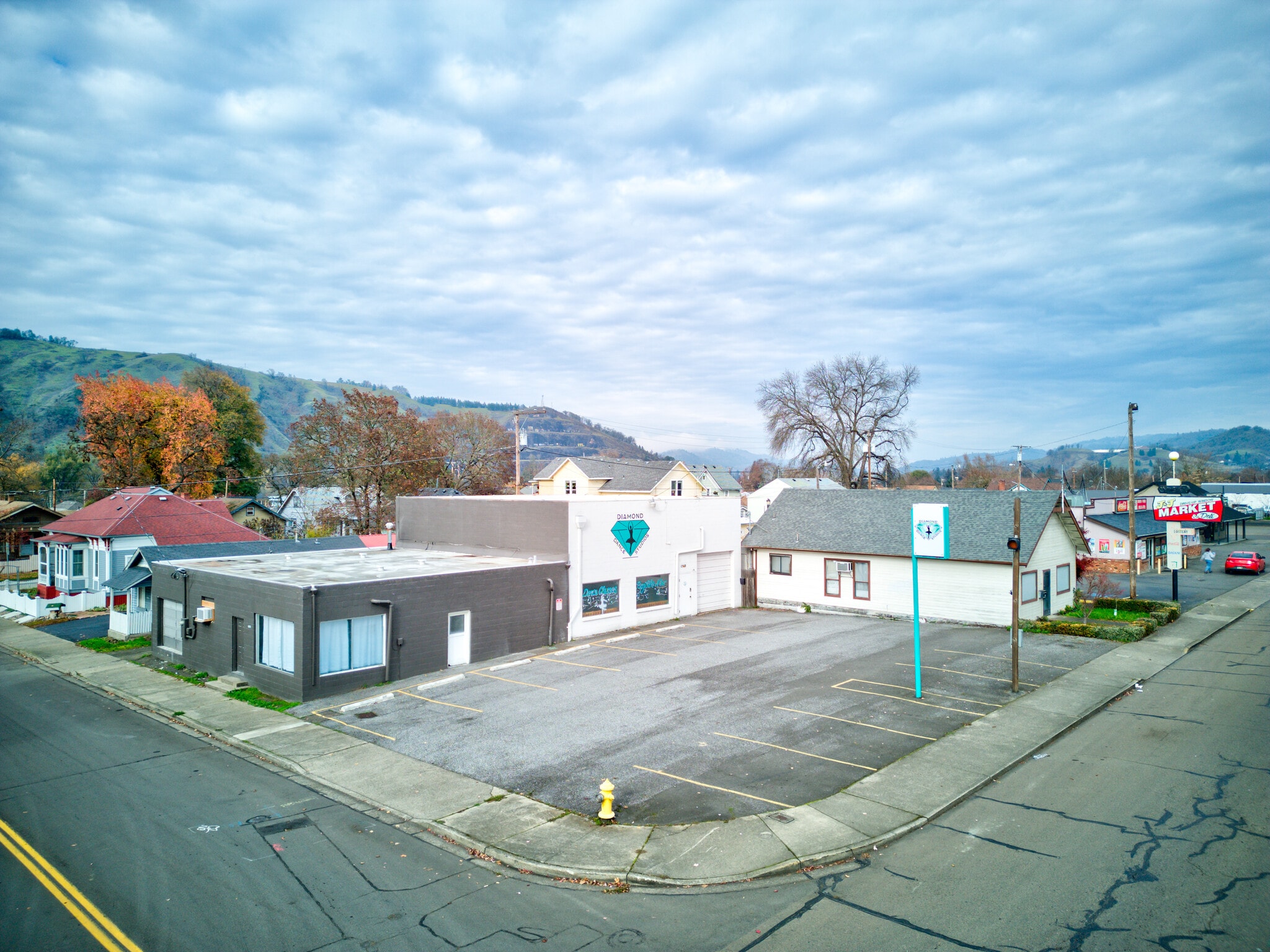 1560 SE Stephens St, Roseburg, OR à vendre Photo du bâtiment- Image 1 de 57