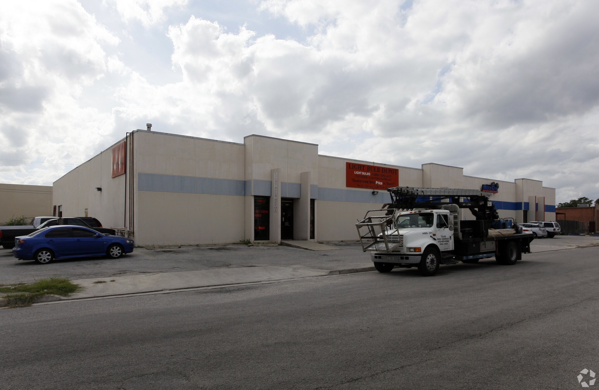 2410 Boardwalk St, San Antonio, TX for lease Primary Photo- Image 1 of 29