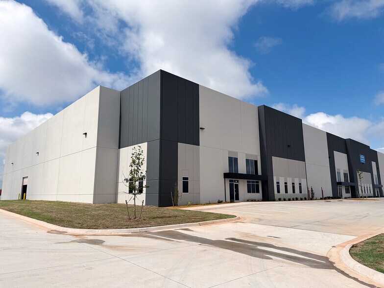 2200 E I-240 Service Rd, Oklahoma City, OK à louer - Photo du bâtiment - Image 3 de 7