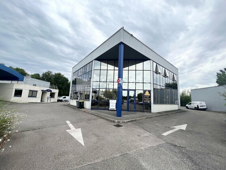 Bureau dans Saint-Genis-Laval à louer - Photo du bâtiment - Image 1 de 5