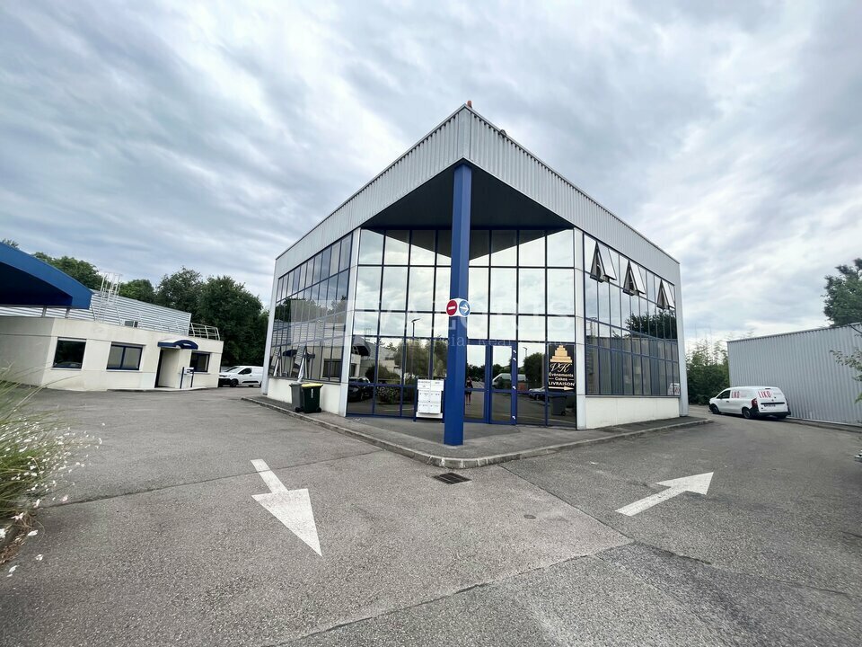 Office in Saint-Genis-Laval for lease Building Photo- Image 1 of 6