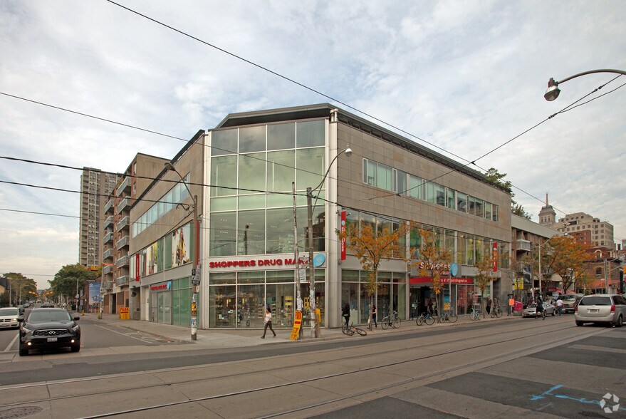252-260 Queen St W, Toronto, ON à louer - Photo du bâtiment - Image 3 de 6