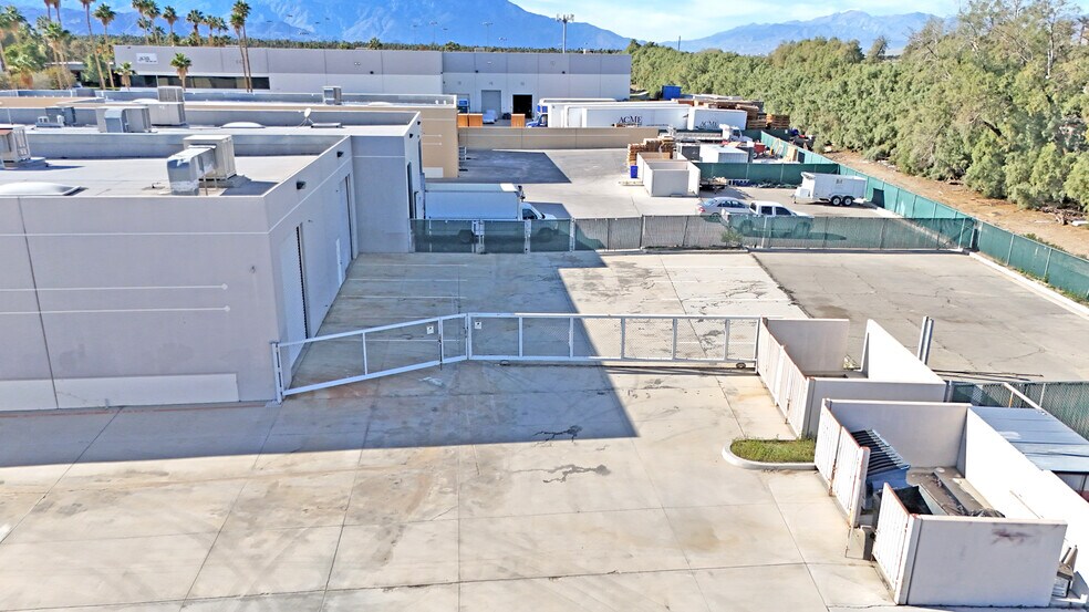 77650 Enfield Ln, Palm Desert, CA à louer - Photo du bâtiment - Image 3 de 3