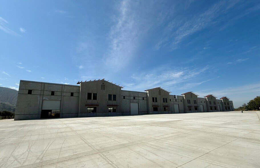 600 Todd Ln, Santa Paula, CA à louer - Photo du bâtiment - Image 1 de 13