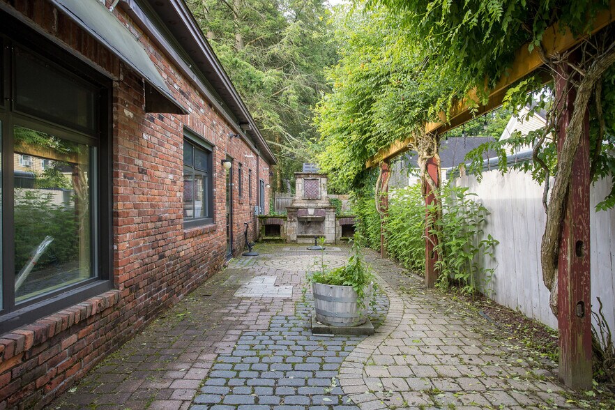 18 Elm Ct, Sheffield, MA à vendre - Photo du bâtiment - Image 3 de 15