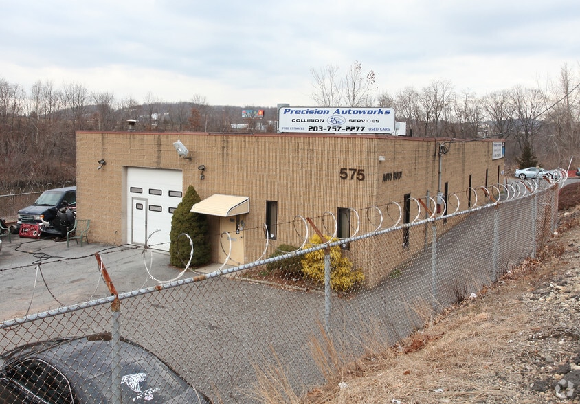 575 Thomaston Ave, Waterbury, CT à vendre - Photo du bâtiment - Image 2 de 3