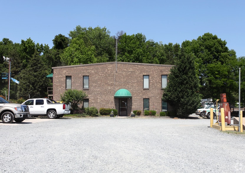 4517 Equipment Dr, Charlotte, NC for lease - Building Photo - Image 2 of 2