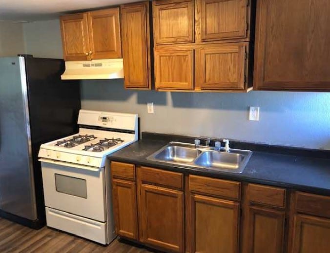 1104 N Scott Ave, Belton, MO for sale - Interior Photo - Image 2 of 23