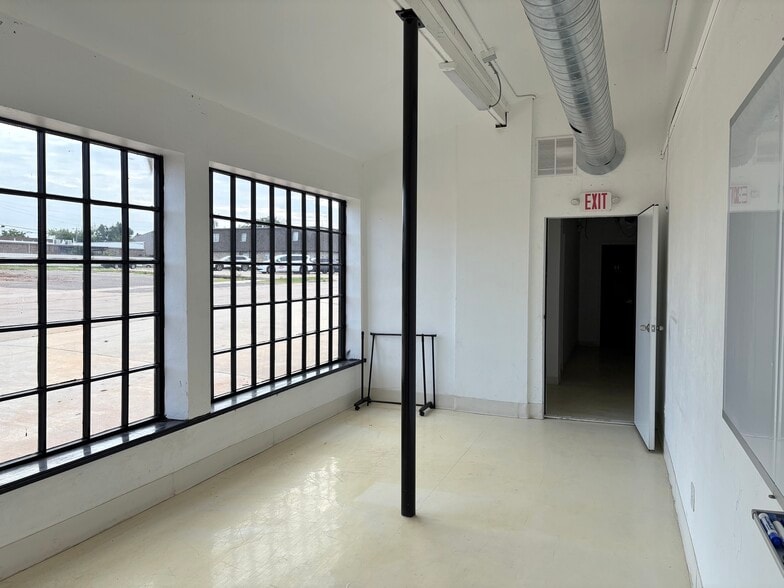5708 N May Ave, Oklahoma City, OK for lease - Interior Photo - Image 3 of 4
