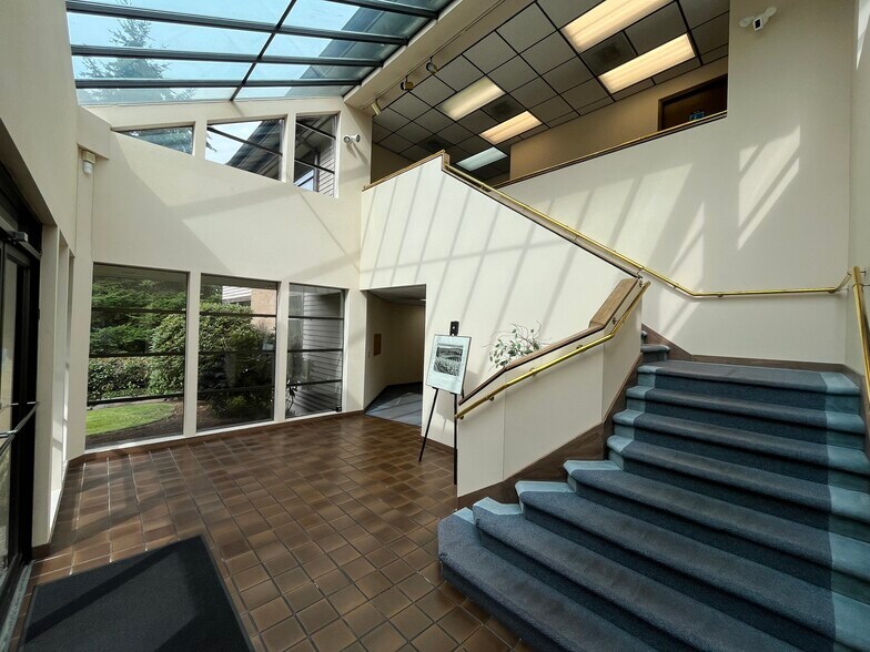 7721 Lake Ballinger Way, Edmonds, WA à vendre - Photo du bâtiment - Image 3 de 3