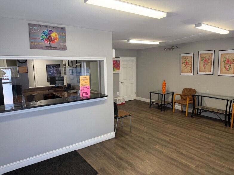 7015 N Armenia Ave, Tampa, FL à louer - Photo du bâtiment - Image 2 de 7
