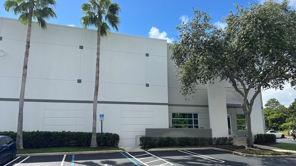 2035 High Ridge Rd, Boynton Beach, FL à louer - Photo du bâtiment - Image 2 de 4