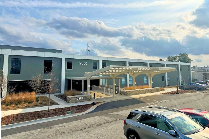 2550 Windy Hill Rd SE, Marietta, GA à louer - Photo du bâtiment - Image 2 de 5