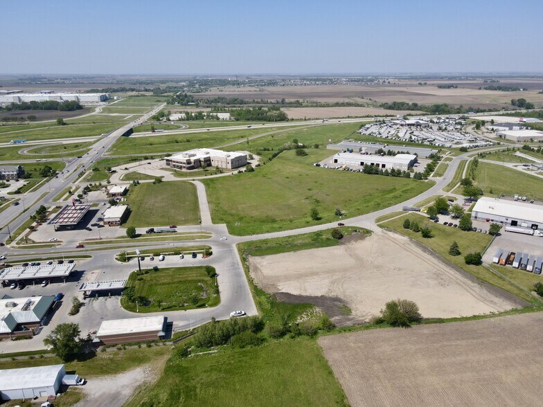 242 Adventureland Dr NE, Altoona, IA à vendre - Photo du bâtiment - Image 2 de 3