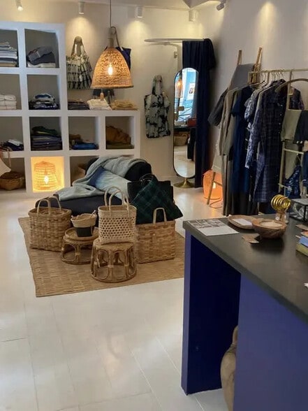 Retail in Paris for lease - Interior Photo - Image 2 of 4