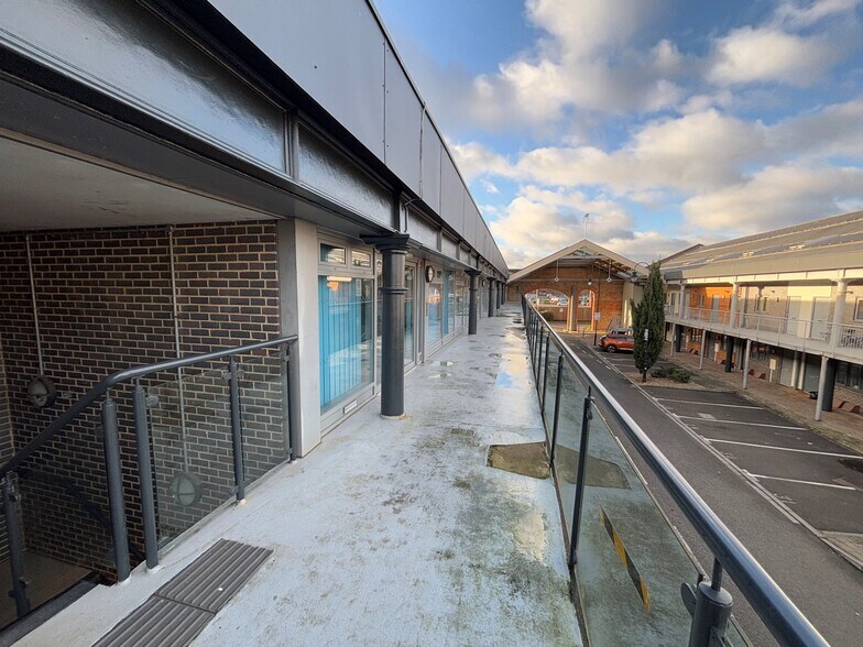 Wolverton Park Rd, Milton Keynes à louer - Photo du bâtiment - Image 3 de 15