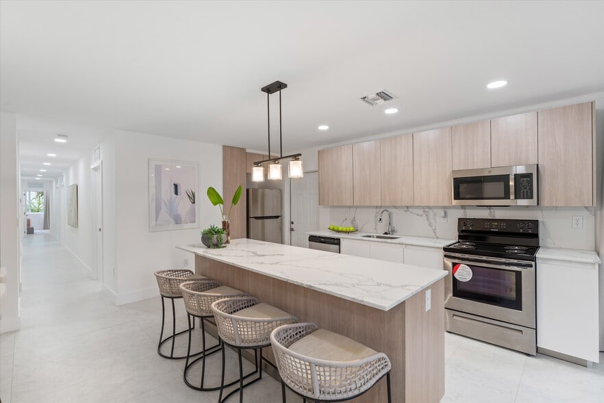 1212 NW 6th Ct, Fort Lauderdale, FL for sale - Interior Photo - Image 3 of 24