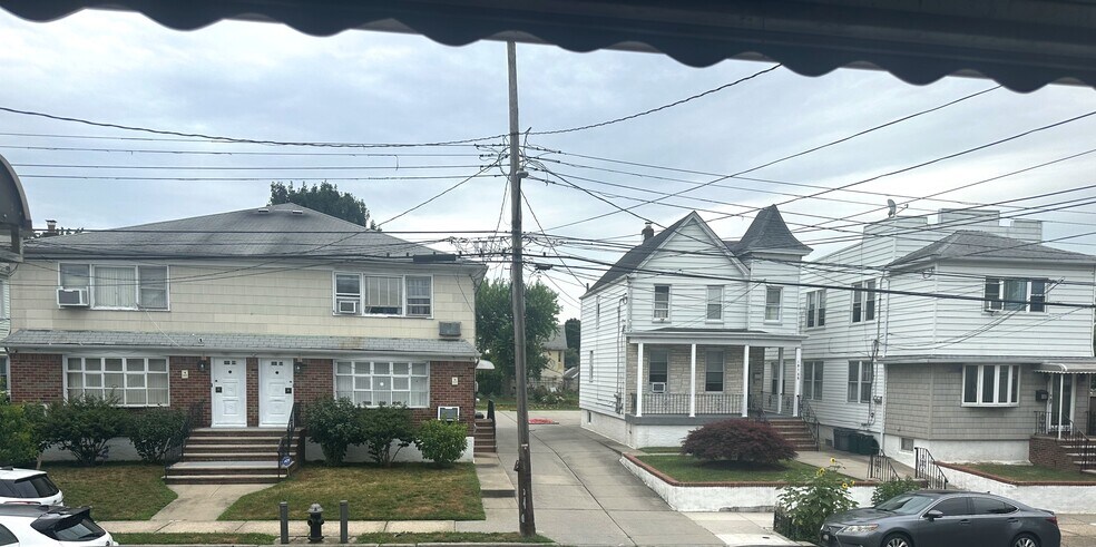 10159 105th St, Ozone Park, NY à vendre - Photo du bâtiment - Image 2 de 5