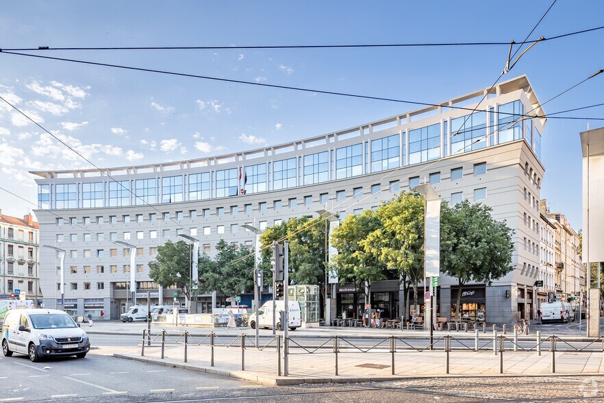 3 Place Charles Hernu, Villeurbanne for sale - Building Photo - Image 2 of 2